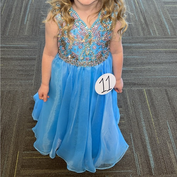 Children’s pageant dress, size 4. EXCELLENT CONDITION, worn twice. - Picture 3 of 3